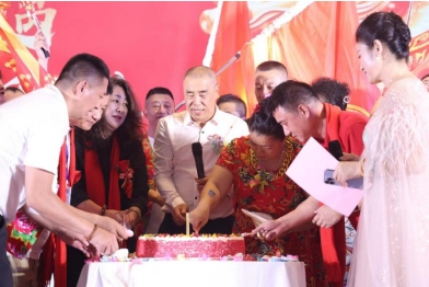 同乡会会同乡迎新年展龙威!