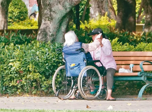 台人平均寿命80.77岁增0.54年 男77.42、女84.3