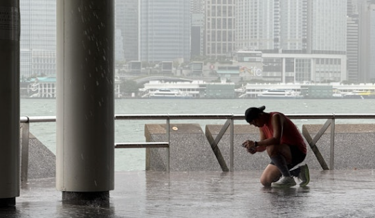 8号风球无阻杏花村居民跑步习惯：（风力）唔系好激烈 