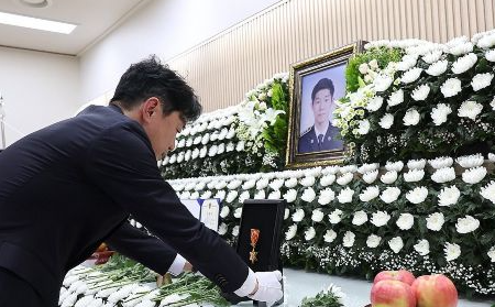 34岁韩国海警为救中国老人不幸殉职 李在明致唁电：不会忘记