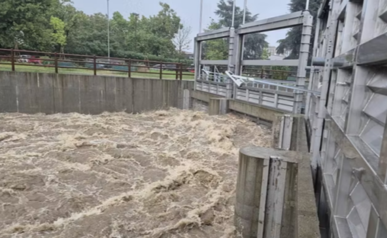 恶劣天气袭击意大利北部，米兰遭遇暴风雨和洪水