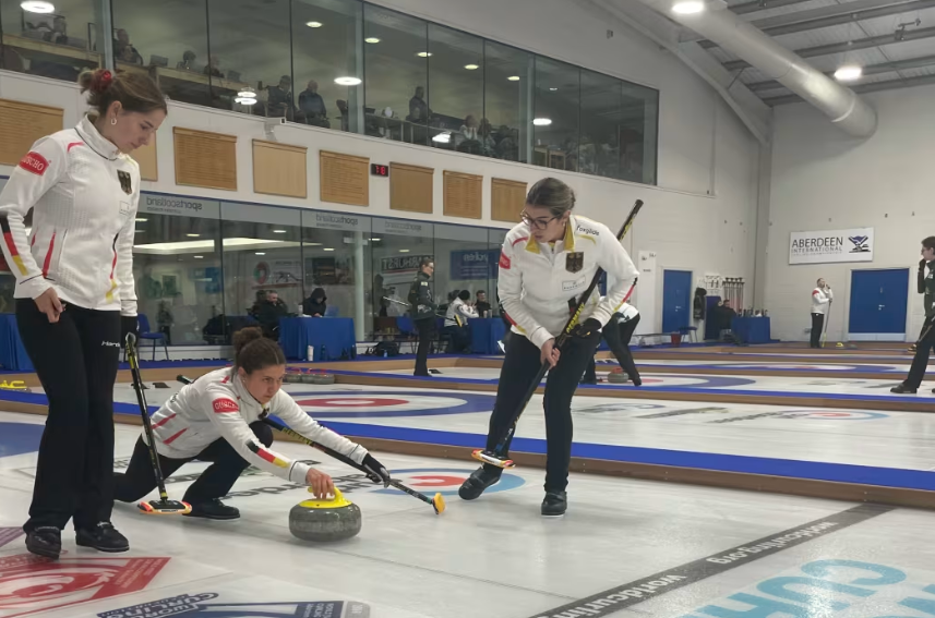 2025年冬奥会冰壶资格赛预选赛第二日：德国队与菲律宾队完美发挥，分别登顶积分榜