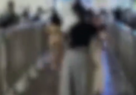 女子脱衣后疑似全裸在关口狂奔，澳门警方回应