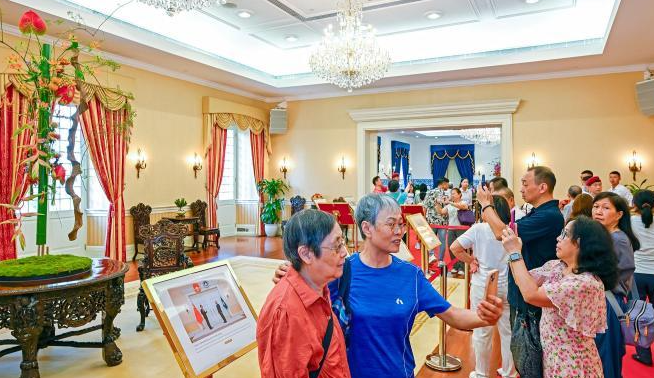 澳门特区政府总部对外开放 众多市民游客前往“打卡”