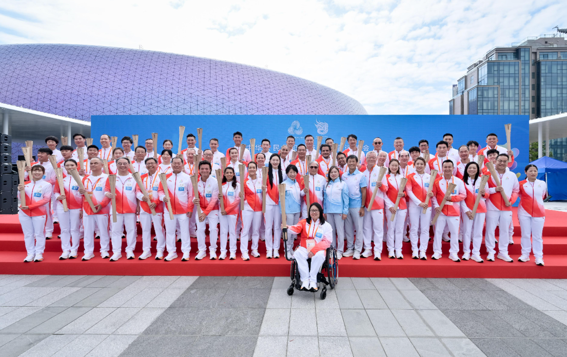 第十五届全国运动会火炬接力传递顺利举行   