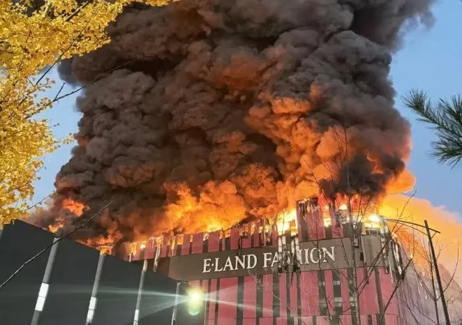 韩国物流中心大火狂烧近10小时 11直升机150消防车全力扑救