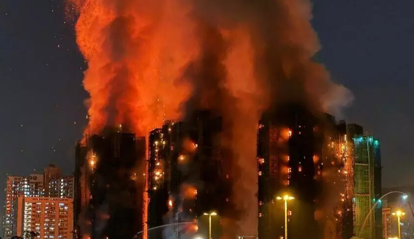 香港致命火灾的背后，承包商安全违规与居民的抗议