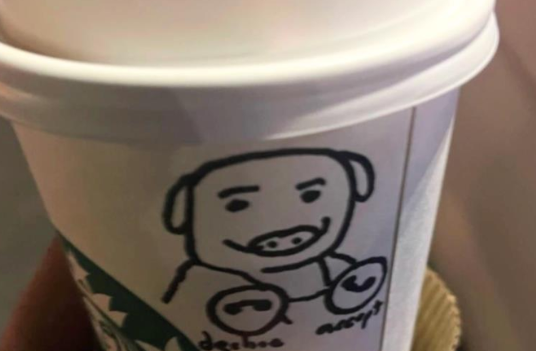 星巴克店员给警察咖啡杯上 画了一只猪