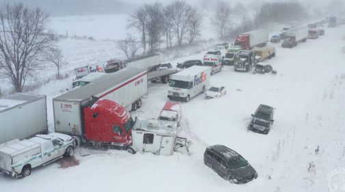 100多辆车相撞 美国发生大规模连环车祸